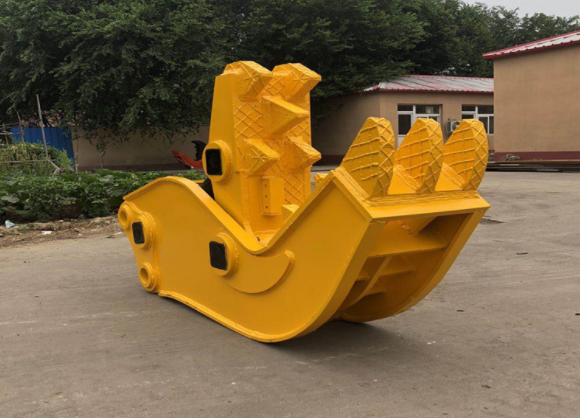 What are the advantages of smashing tongs for digging machine accessories