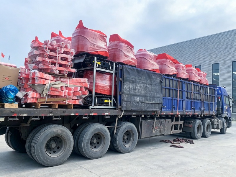 28 Units of Hightop HT10 Mini Excavators Loaded and Dispatched – Full Load, Full Delivery